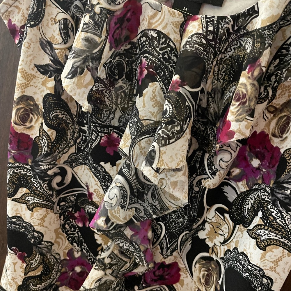 White House Black Market Ruffle Cami Sleeveless purple white black M never worn